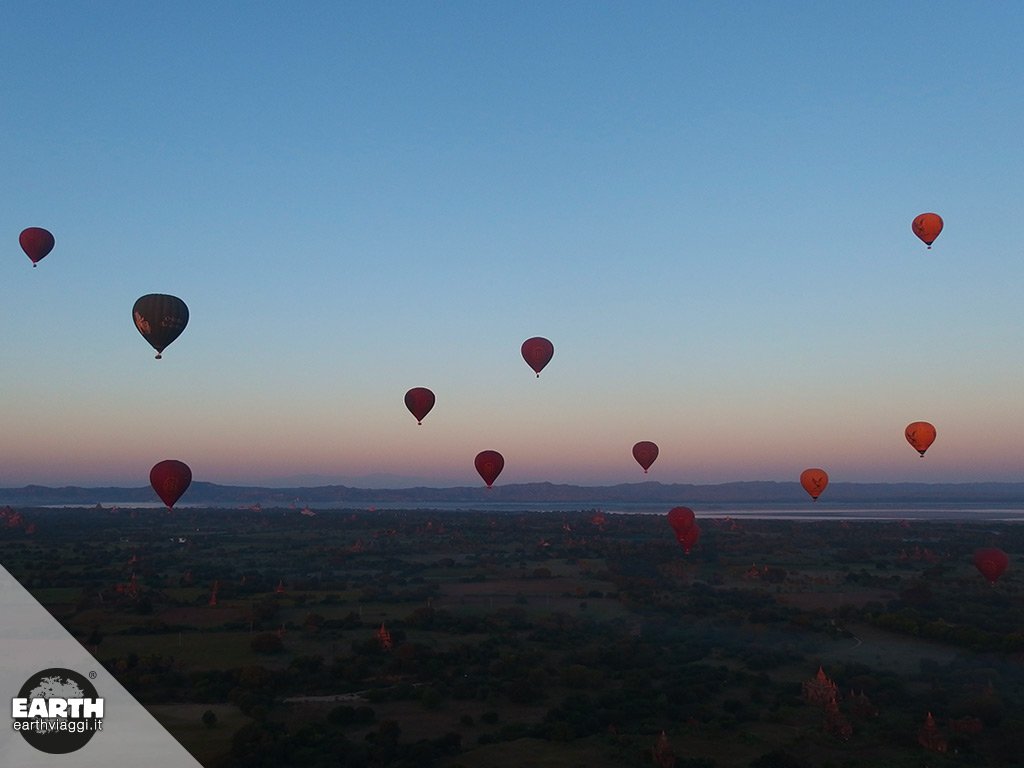 Farsi trasportare dal vento nel cielo di Bagan