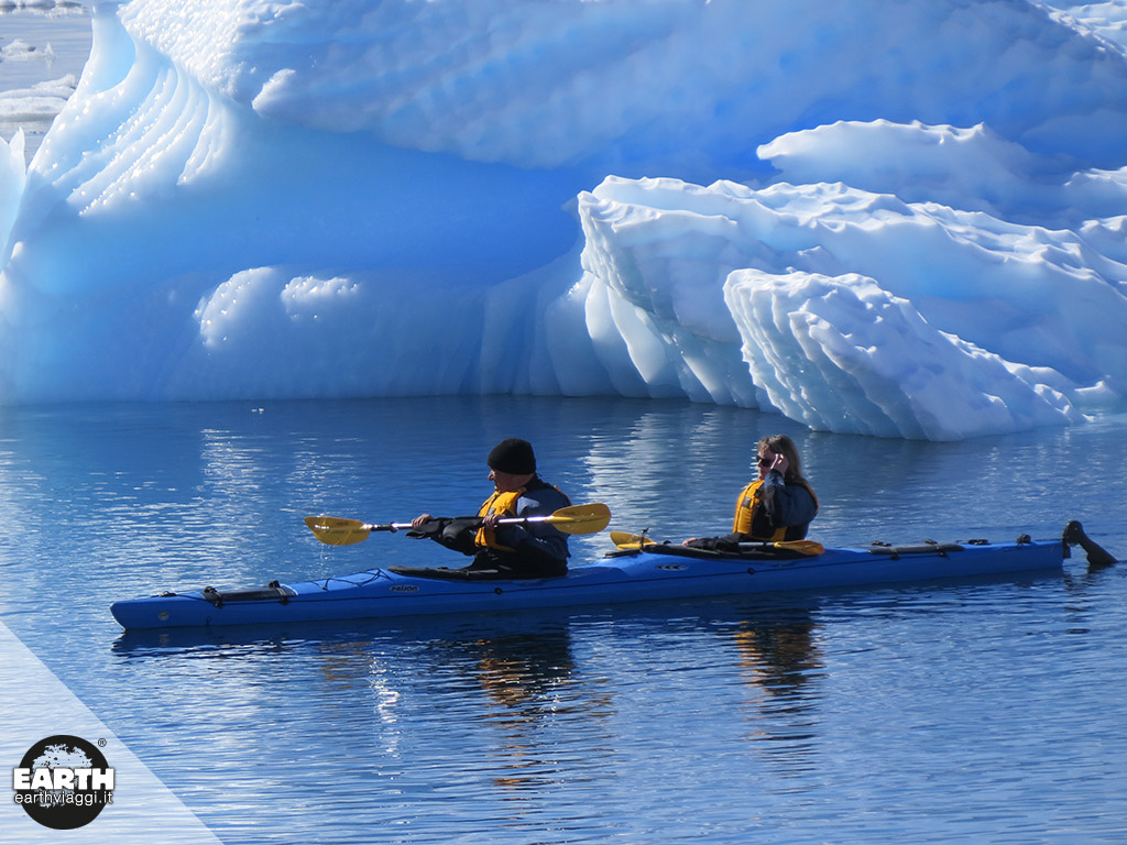 Alla fine del mondo: kayak tra iceberg e colonie di foche in Antartide